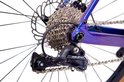 Close-up van de derailleur en cassette van een paarse Rinos gravelbike.