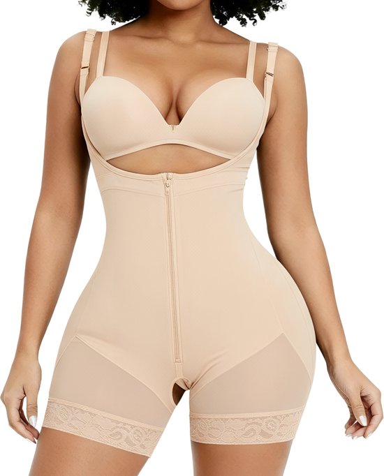 Beige bodysuit met rits aan de voorkant, verstelbare bandjes en kanten afwerking.