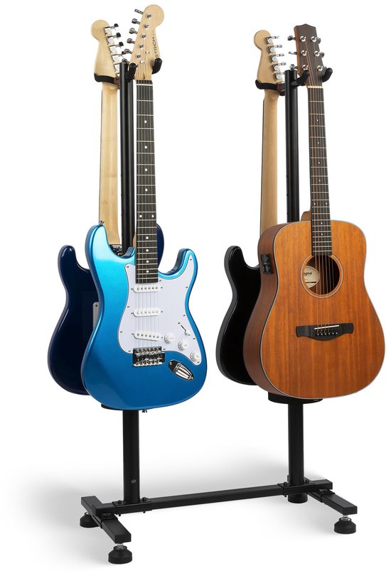 Een blauwe elektrische gitaar en een bruine akoestische gitaar op een zwarte gitaarstandaard.