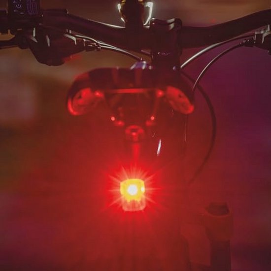Batterij LED Achterlicht voor Fietsen - Oplaadbaar via Micro-USB, Lange Levensduur, Inclusief Bevestigingsmateriaal — afbeelding 2