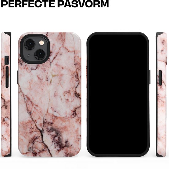 Zijaanzicht en achterkant van een roze marmeren iPhone 13 hoesje, met tekst 'Perfecte pasvorm'.