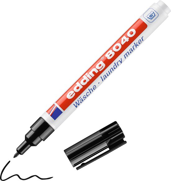 Zwarte Edding 8040 textielstift, dop ernaast, witte schacht met rode opdruk.