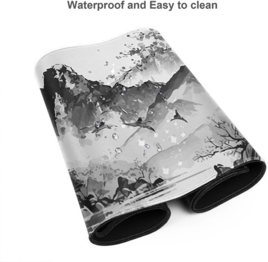 Waterproof muismat met Japans landschap in inktstijl, opgerold.