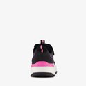 Achterkant van zwarte sneaker met roze en paarse details en klittenband.