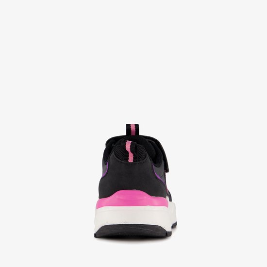 Achterkant van zwarte sneaker met roze en paarse details en klittenband.