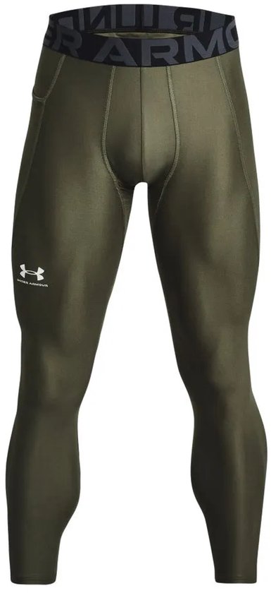 Olijfgroene Under Armour sportlegging voor heren op een witte achtergrond.