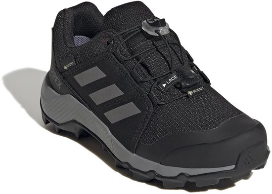 Zwarte kinderschoen met grijze Adidas-strepen, GORE-TEX-logo en snelvetersysteem.