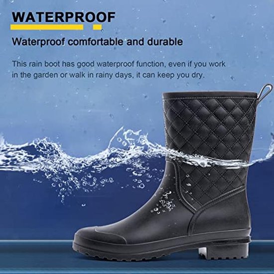 Zwarte regenlaarzen met diamantpatroon, volledig waterdicht, gepresenteerd met opspattend water.