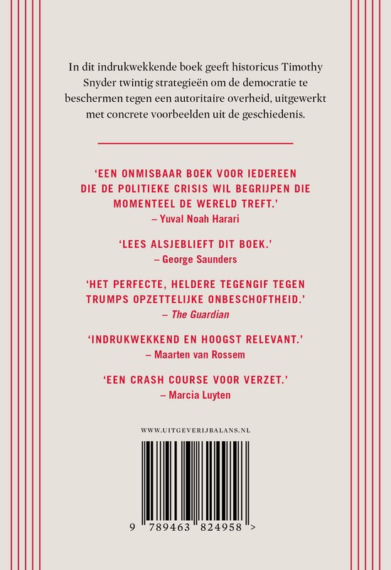 Achterkant van het boek 'Over Tirannie' met recensies en een barcode.