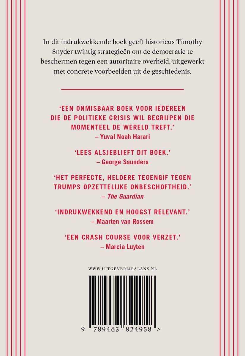 Achterkant van het boek 'Over Tirannie' met recensies en een barcode.