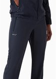 Detail van de linker broekspijp van een marineblauw EA7 trainingspak met 'VENTUS 7' logo en een ritszak.