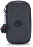 Donkerblauwe denim etui met rits, Kipling logo en apenhanger, in een schuine weergave.