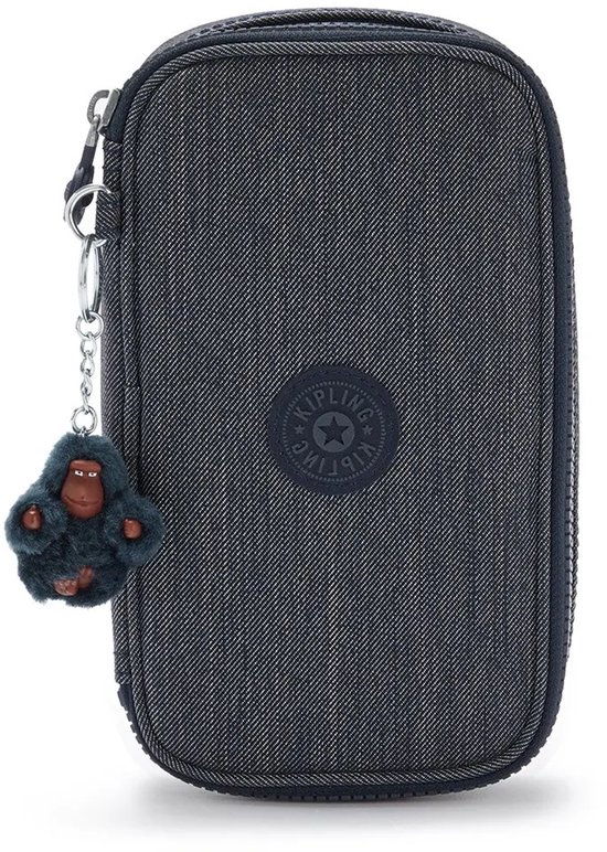 Donkerblauwe denim etui met rits, Kipling logo en apenhanger, in een schuine weergave.