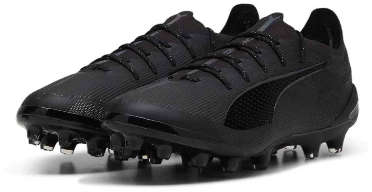 Puma Ultra 5 Ultimate Ag voetbalschoenen in zwart, EU 43, met lichtgewicht buitenzool en afgeronde noppen.