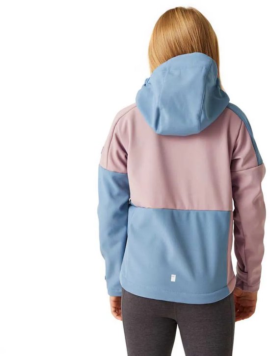 Kinderjack in roze en lichtblauw met colorblock design en capuchon, van achteren gezien.