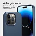 Verhoogde randen van een donkerblauwe telefoonhoes ter bescherming van camera en scherm.
