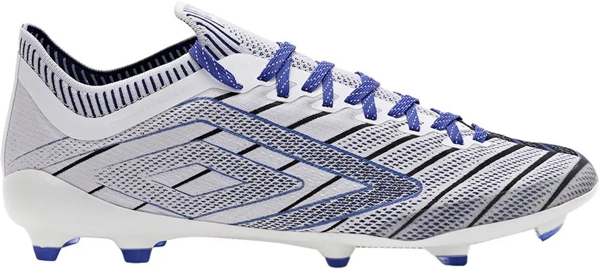 Witte Umbro Velocita Elixir Pro voetbalschoenen EU 45 met blauwe accenten en gestreept ontwerp, ideaal voor snelheid.