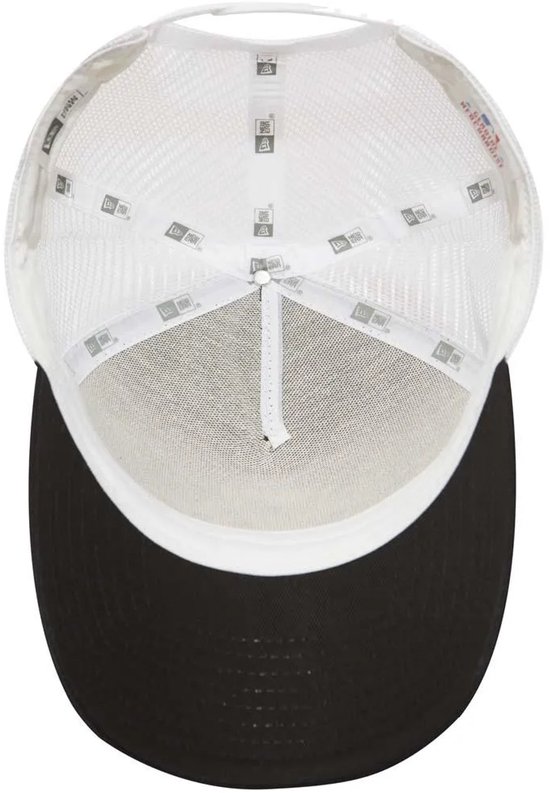 Dessus d'une casquette noire avec mesh blanc, logos de marque sur les bandes et visière noire.