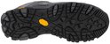 Zwarte Vibram zool met grof profiel onder een grijze Merrell wandelschoen.