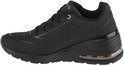Zwarte Skechers sneaker met veters, perforaties en een zichtbare luchtkamer in de zool.