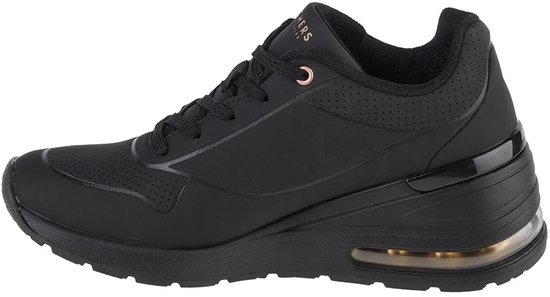 Zwarte Skechers sneaker met veters, perforaties en een zichtbare luchtkamer in de zool.