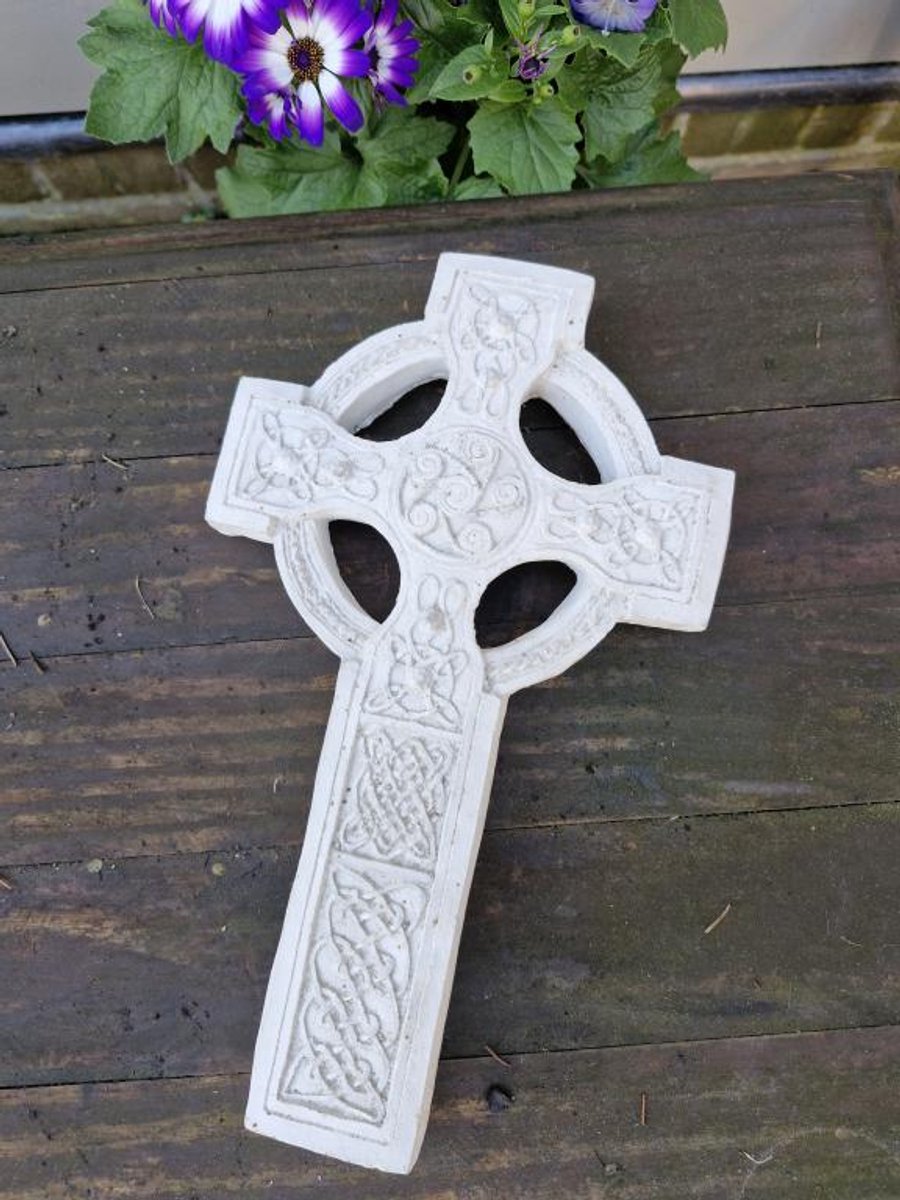 Keltisch kruis , beton , tuindecoratie , graf decoratie