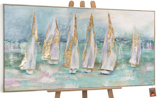 Peinture de voiliers abstraits aux voiles dorées sur une mer sereine, exposée sur un chevalet.