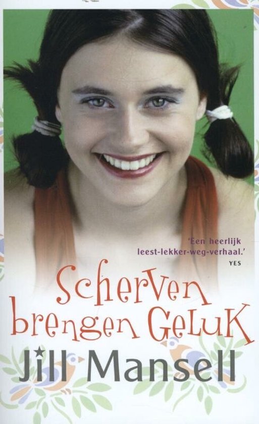 Boekomslag met close-up van lachende jonge vrouw met staartjes, oranje topje en groene achtergrond. Titel: Scherven brengen Geluk.