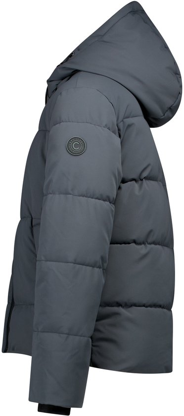 Zij-aanzicht van een donkergrijze pufferjas met capuchon en logo.