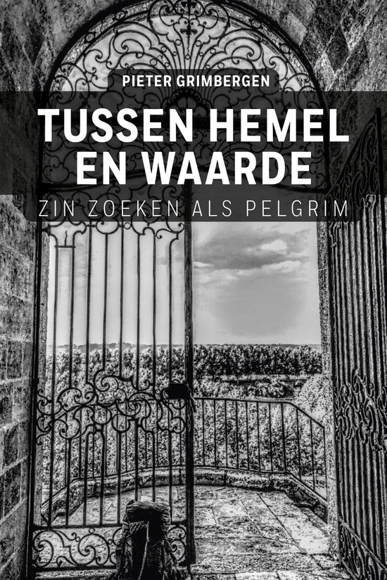 Boekomslag van 'Tussen Hemel en Waarde', met een pelgrim met rugzak voor een sierlijke, open hekwerkpoort.