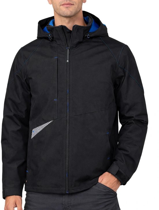 Zwarte jas met blauwe stiksels, capuchon, gedragen door een man met hand in zak.