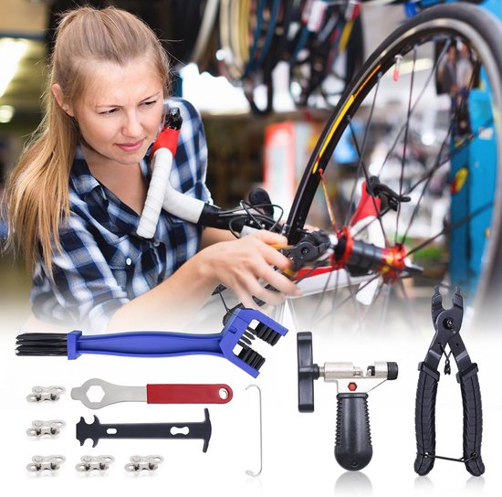 Een vrouw met een blauw geruite blouse repareert een fiets met gereedschap, waaronder een kettingpons, tang en borstel.