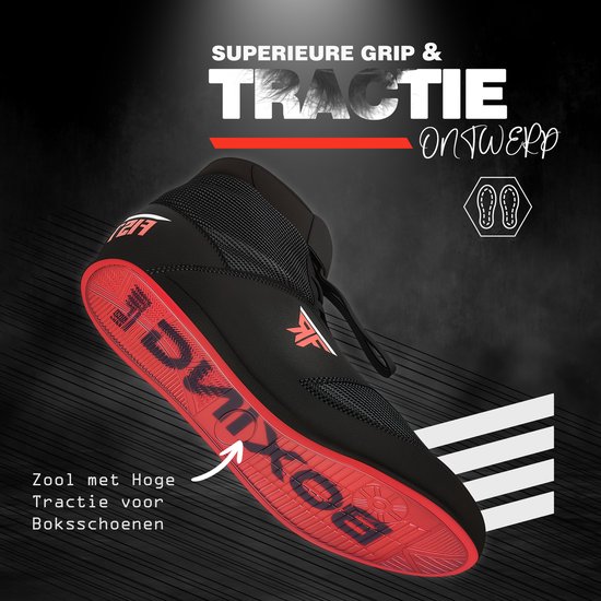 Zwarte boksschoen met rode zool met 'BOXING' erop.