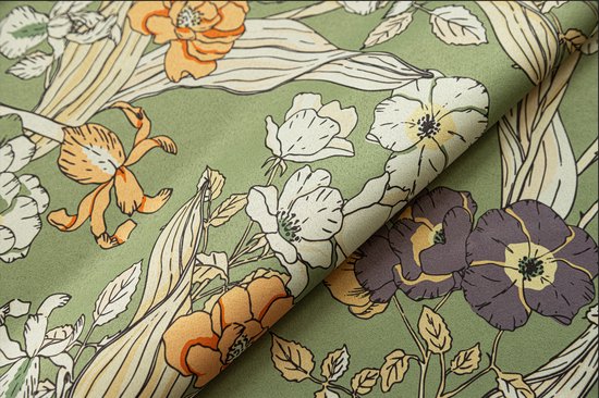 Detail van groen gordijn met een vintage bloemenprint van oranje, witte en paarse bloemen.