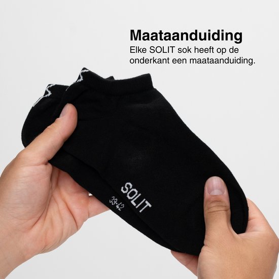 Handen houden een zwarte enkelsok van SOLIT vast, met maatindicatie '39-42' op de onderkant.