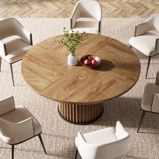 Van bovenaf gezien: ronde houten eettafel met visgraatpatroon en vier stoelen.