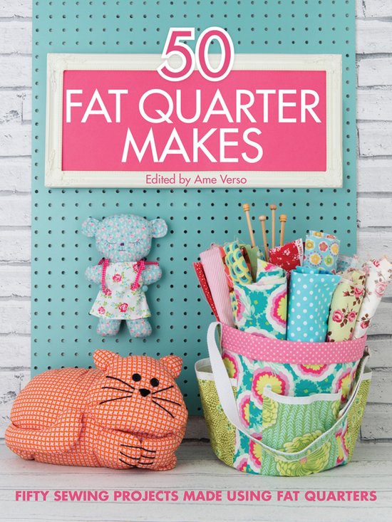 Boek met de titel '50 Fat Quarter Makes' met een stoffen kat, een stoffen muis en een mand met stofrollen.