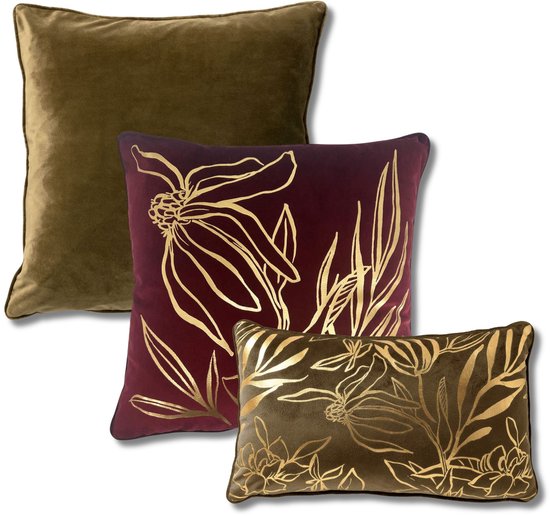 Drie kussens met gouden bloemenprint: een groen kussen en twee kussens in bordeauxrood en bruin.