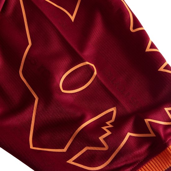 Wijnrood voetbalshirt met een grafische print van een wolfskop in oranje.