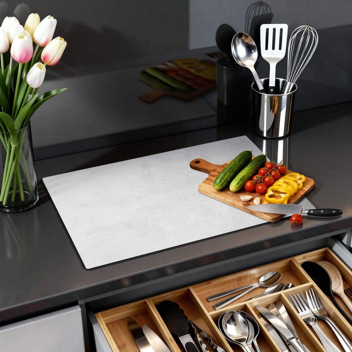 KitchenArt - Smooth Concrete - Inductie Beschermer - 77x52 cm - Kookplaat Beschermer - Luxe Afdekplaat Inductieplaat - Anti-slip & Oprolbaar - Beschermmat Inductiekookplaat