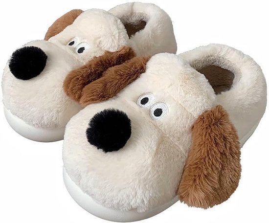 Pantoufles chien en peluche blanche avec oreilles marron tombantes et nez noir.