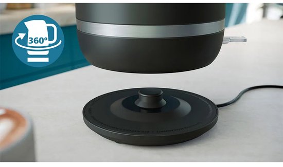 Zwarte waterkoker wordt van de 360 graden draadloze basis getild.