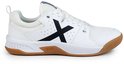Witte Munich sportschoen met zwart X logo, bruine zool en perforaties aan de zijkant.