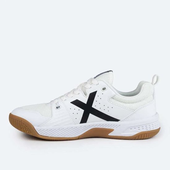 Witte Munich sportschoen met zwart X logo, bruine zool en perforaties aan de zijkant.