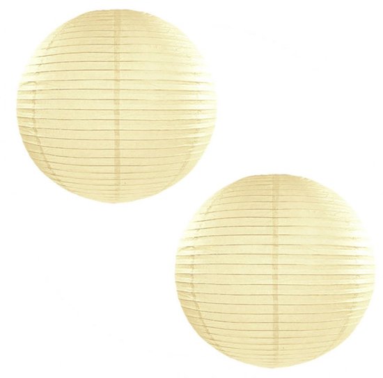 Twee ronde, ivoorwitte papieren lampionnen met horizontale vouwen.