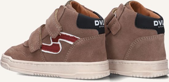 Bruine suède hoge sneakers met klittenbandsluiting, rode en witte strepen en 'DVL SPORT' logo op de hiel.