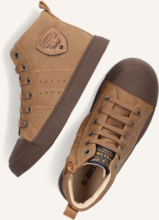 Bruine leren hoge sneakers, een paar op de grond, één voorste sneaker met rits. Met logo-embleem op de zijkant.