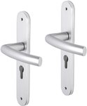 Set van twee aluminium Impresso Burton deurkrukken met sleutelgaten op ovale schilden.