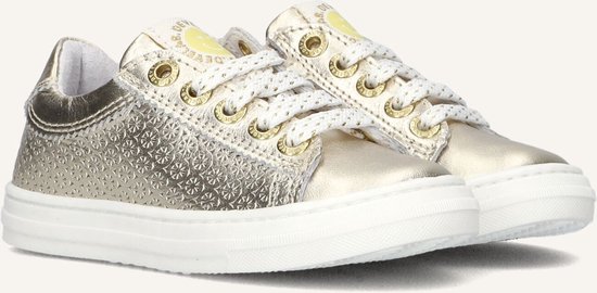 Gouden leren sneaker met perforaties en witte veters.