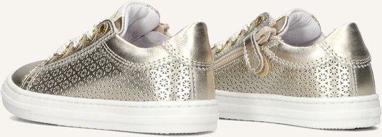 Twee gouden leren sneakers met perforaties en ritsen.